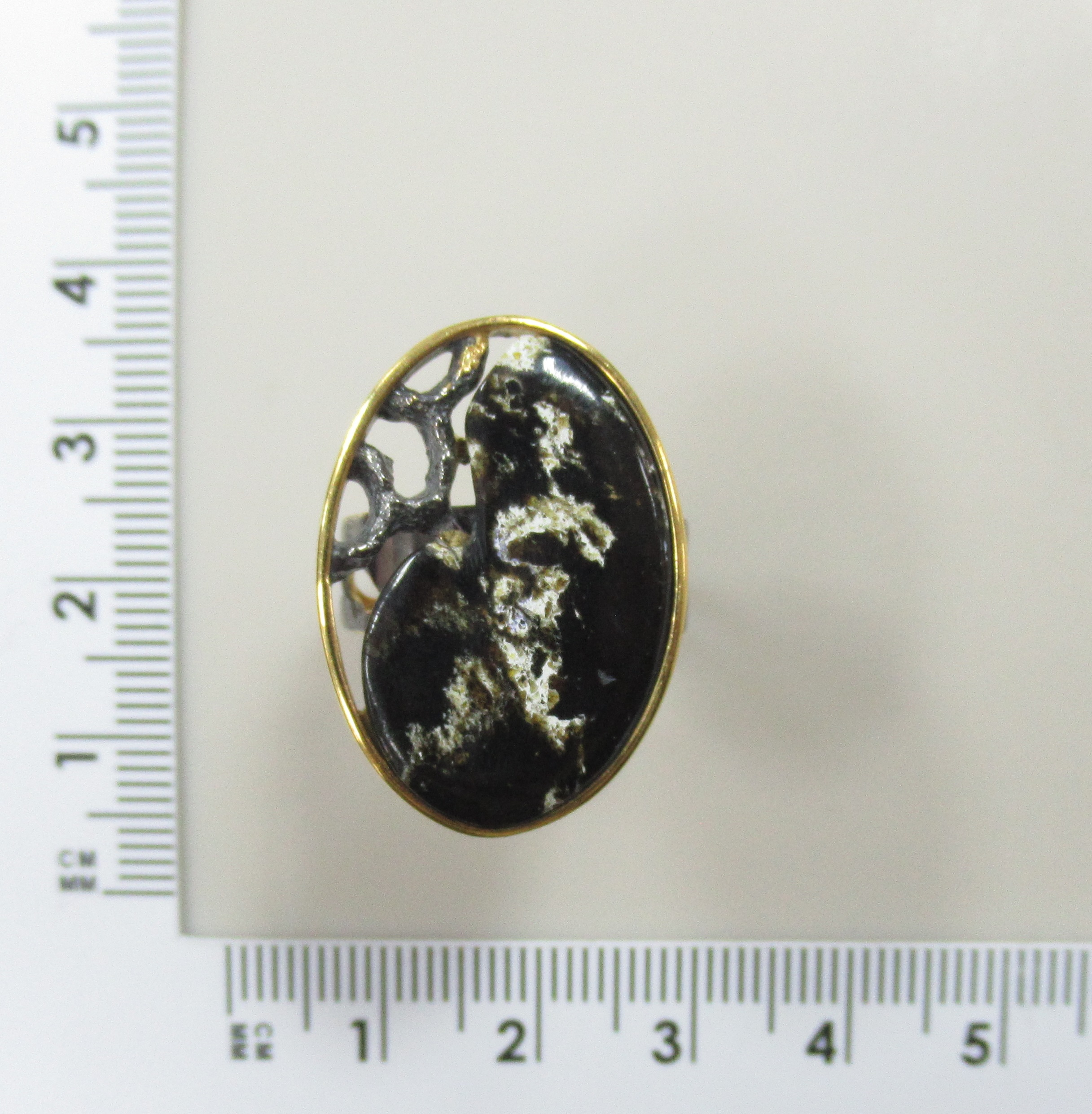 Серебряное кольцо с янтарем